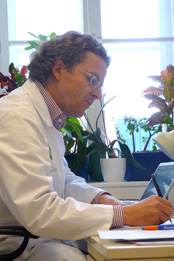 Dr. Thomas Hinterleitner bei der Arbeit in seiner Schweizer Praxis